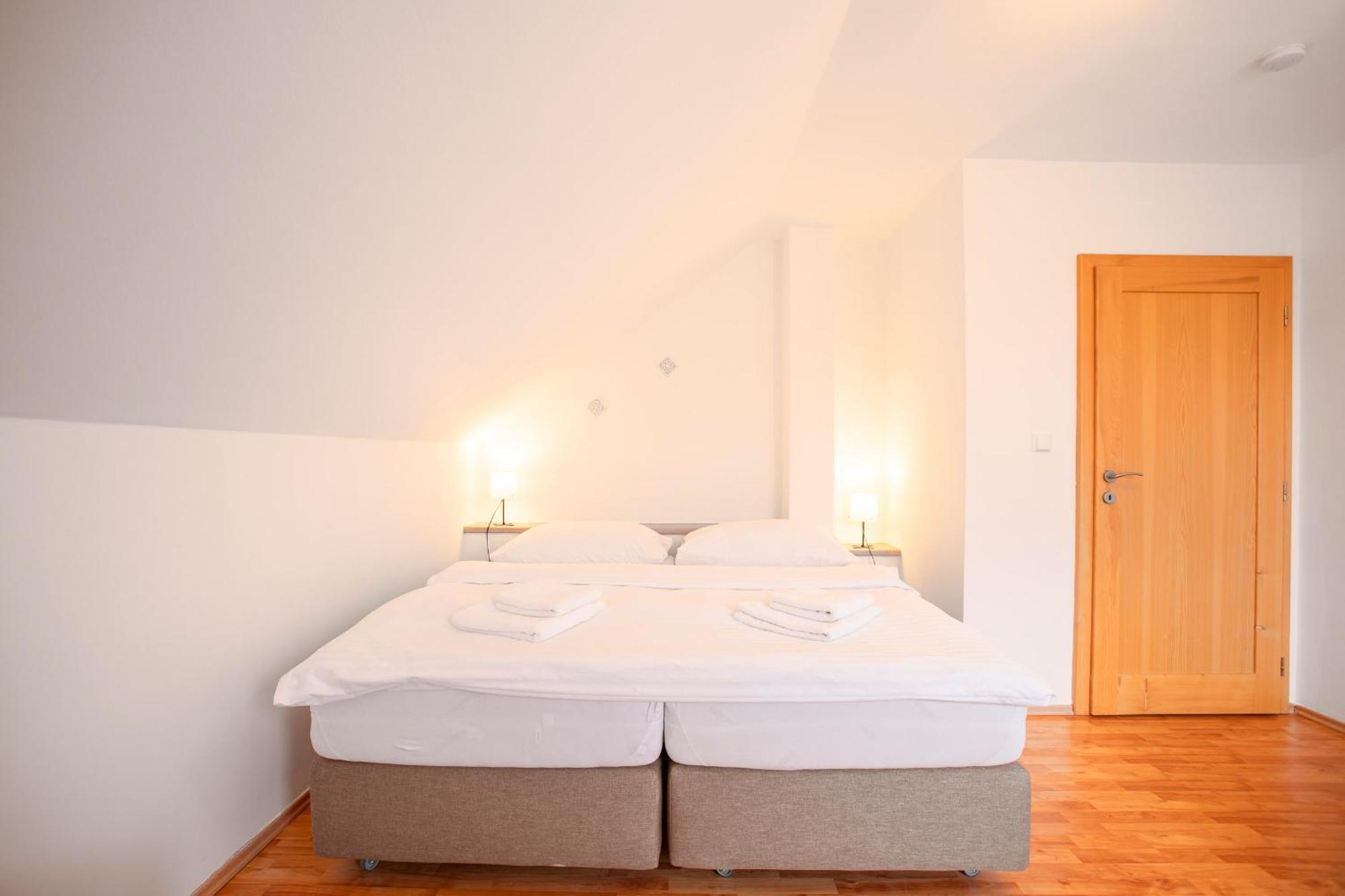 Amenity Apartmany Перна Экстерьер фото